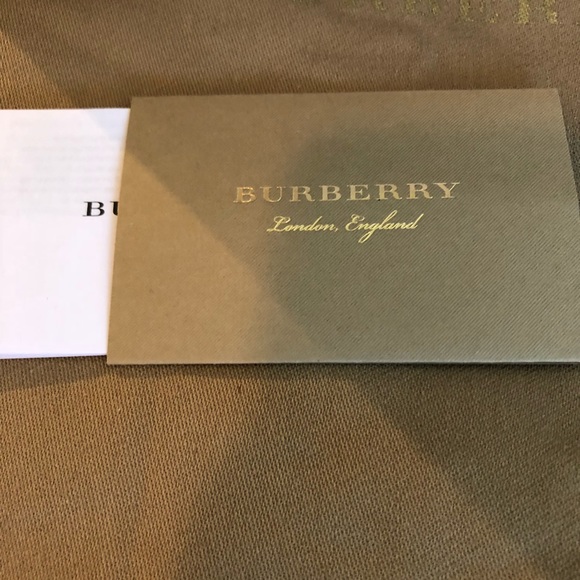 Burberry Tote Sold Out at Stores -Authentic - Picture 3 of 6
